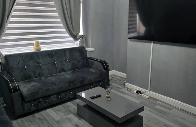 Manchester - House - Sleeps 6 - Parking - Garden