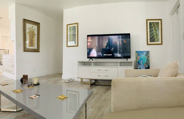 Mango#2 2 bed, 1 full Bathroom, minutes to beaches, restaurants