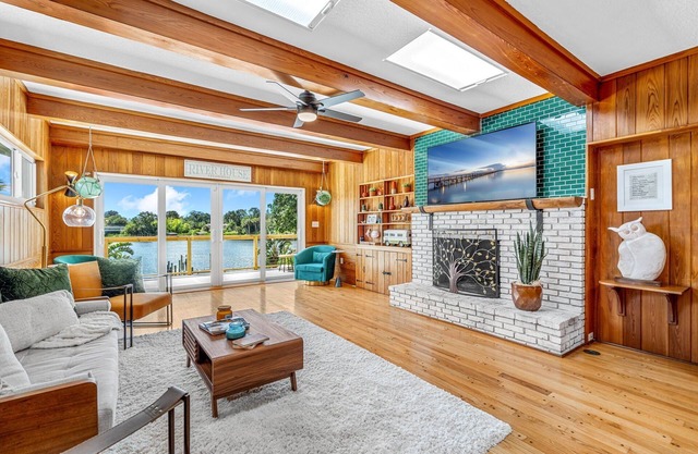 Mango Shores: Trendy Riverfront House w/Game Room, Speakeasy & Pool!