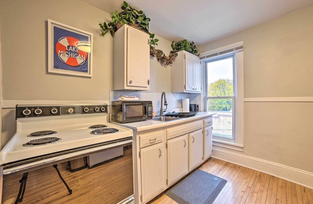 Manistee House w/Deck: 1/2 Mi to Riverwalk!