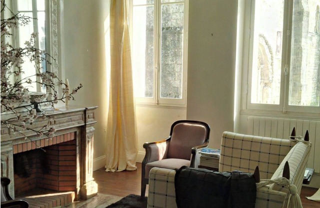 Manoir between wine and ocean, sleeps 6, village square in hamlet. Peace, nature.