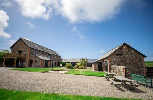 Manor a spacious modern cottage for families or groups