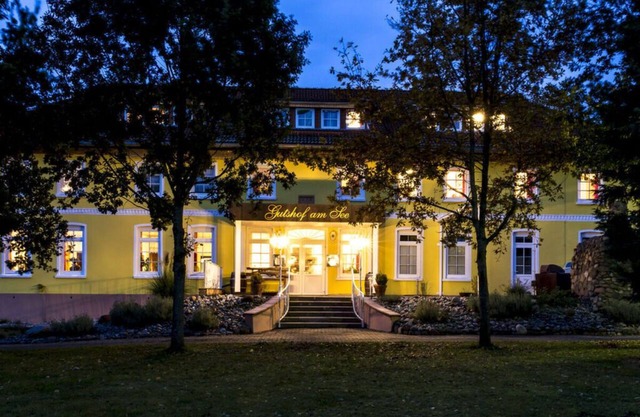 Manor house by the lake in Klein Upahl
