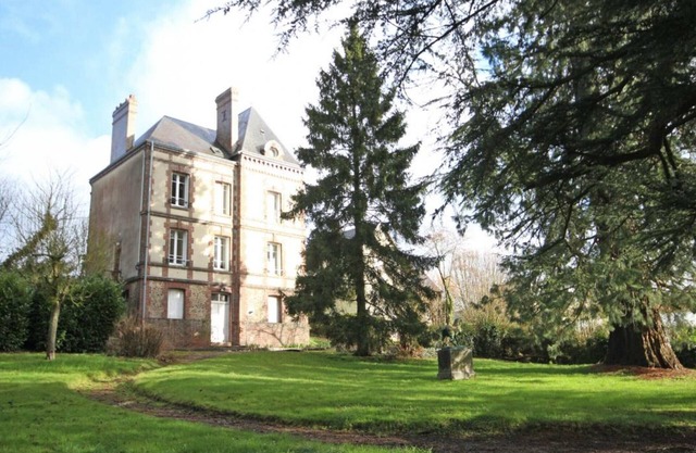 Manor house with large park, near city center, ideal for groups