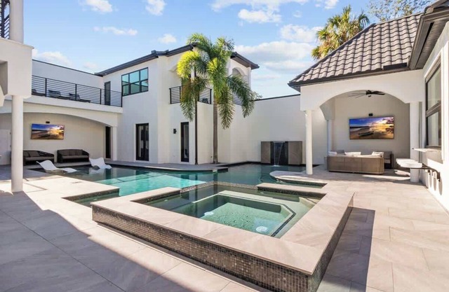 *MANSION* 10 Bdrm-14 Bath-Pool-Spa-Gym-Arcade-S. Tampa