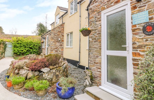 MAPLE COTTAGE, pet friendly, character holiday cottage in Tavistock
