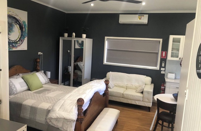 Maple Leaf Cottage - Pet Friendly, special rates for extended stays