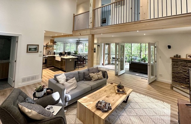 Maple Ridge: Private Waterfront Cottage Property