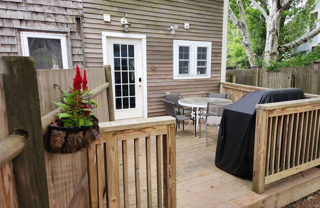 Marblehead Oasis (3-Bedroom Townhouse) - Pets Allowed by RedAwning