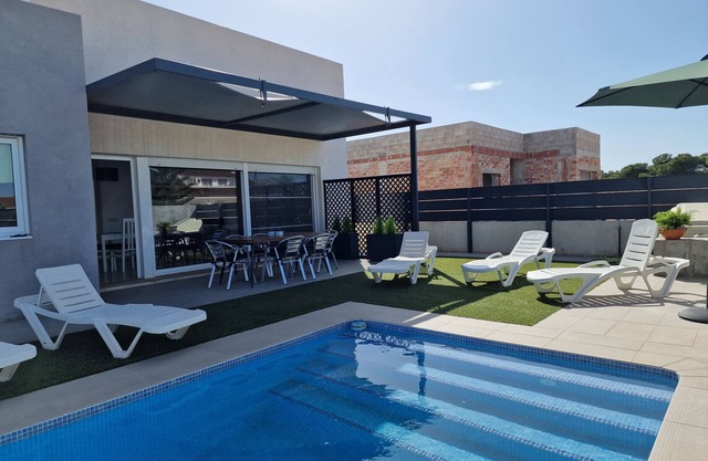 "Marc"@MARISOL: 550m to the beach, private pool, A/C, WiFi, dog beach.