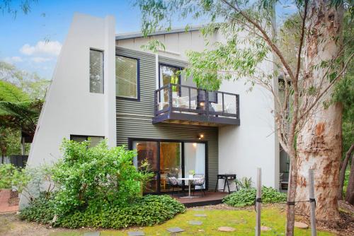 MARGARET FOREST RETREAT Apartment 129 - Located within Margaret Forest, in the heart of the town centre of Margaret River, spa apartment!