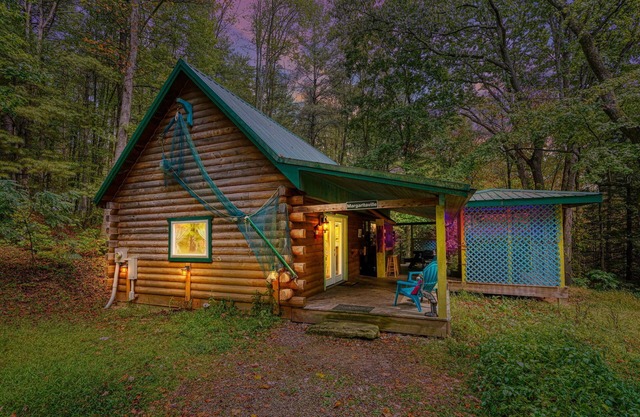 Margaritaville: Pet friendly cabin for 4 w/hot tub + tiki bar in Hocking Hills