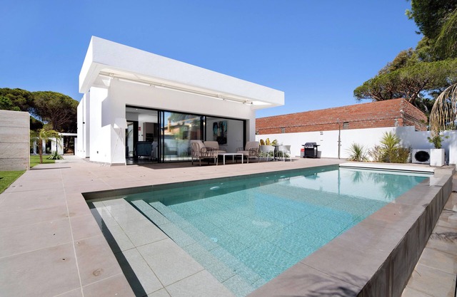 Maria del Mar Sea Villa with Private Pool, Gym & Wi-Fi