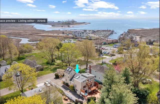 Marina Chic: Bright Seaside Gem. 3 Bed/3 Full Bath. Walk to restaurants/beach