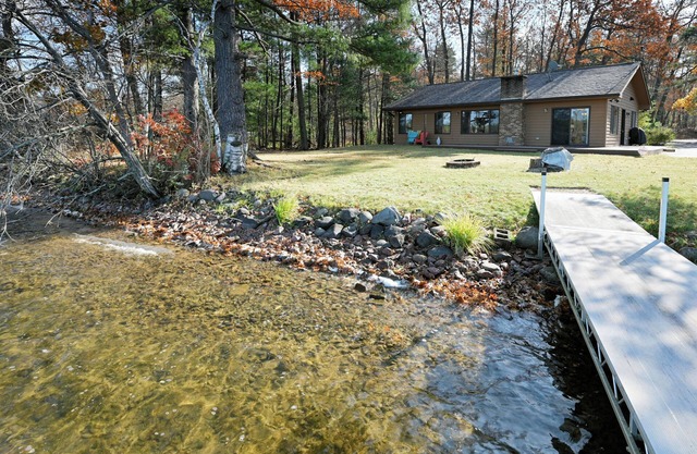 Marina Hideaway: Lakeside Bliss on Round Lake