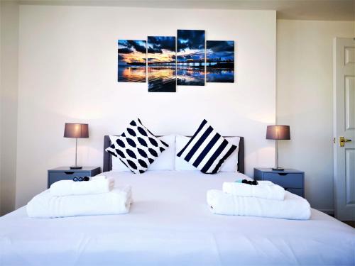 Marina living with parking, balcony, quiet and secure