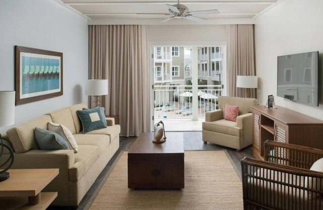 Marina-Side 2BR Haven – Walk to Beach, Fully Equipped Kitchen