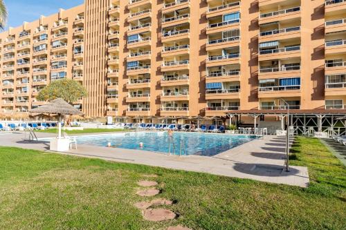 Marina view, sunny one bedroom pyr