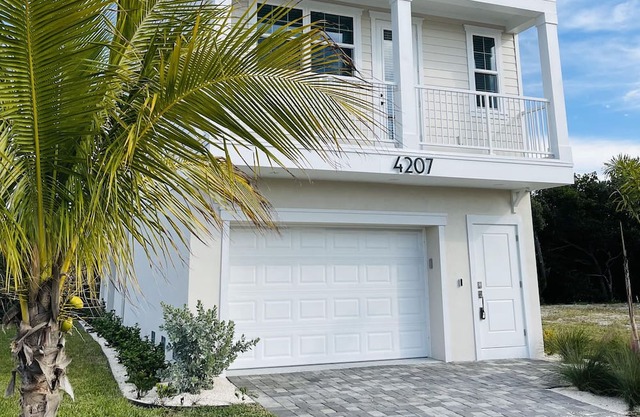 Marina View Villa - Brand New Lux Eco Home, Dock, Close to AMI Beaches!