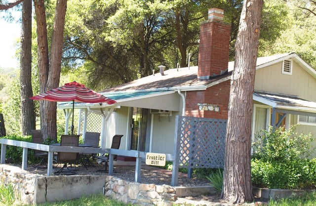 Mariposa Yosemite Cute 2 bed refurbished cottage on large lot adjacent to winery