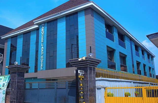 Marqueeland Hotel and suites
