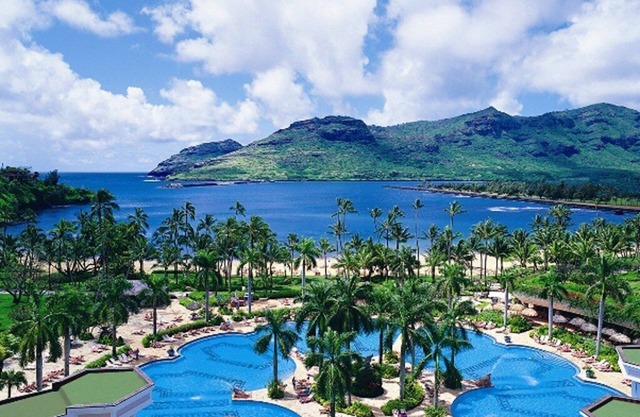 Marriott Kauai Beach Club Oceanfront Room, Guest portion of 1 bedroom!