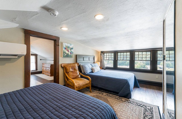 Marshall Inn Skyline Guestroom (Q/Q),Walk Downtown