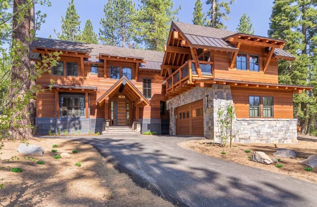 Martis Valley Modern Mansion. Tahoe Dream Home, Private Hot Tub & Golf!