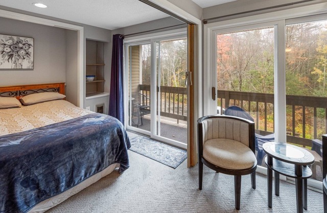 Marty's Bay- Updated 1-bedroom w/Lake Access
