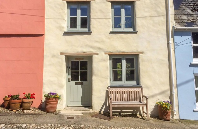MARY'S HOUSE, pet friendly, luxury holiday cottage in Mylor Bridge