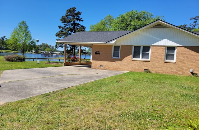 Mary's Place​ -A waterfront home on Lake Marion