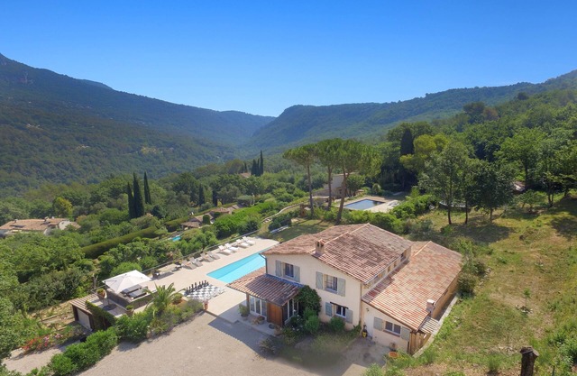 Mas des Amis set in Spectacular settings with stunning panoramic views!