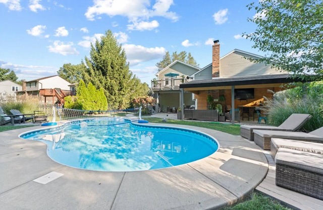 Mason 3 bedroom Oasis! Walking distance to Deerfield shopping and restaurants!