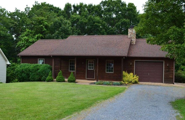 Massanutten Cabin - Hot Tub, Pool Table, Large Yard, billiards room