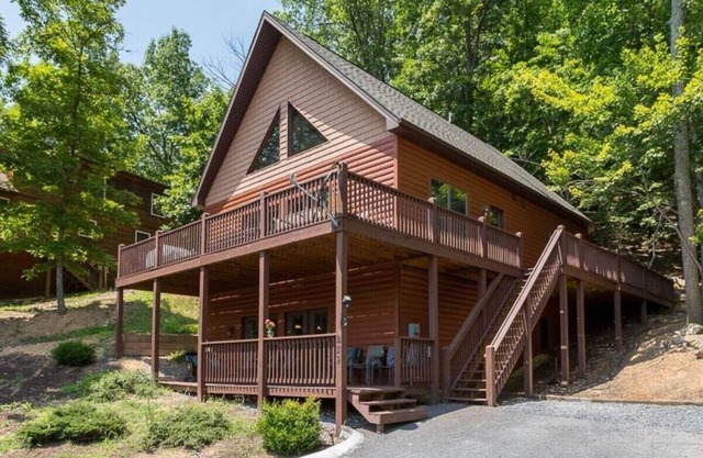 Massanutten Log Home Near Slopes, 2 Master Suites, Hot Tub, Pool Table, Views