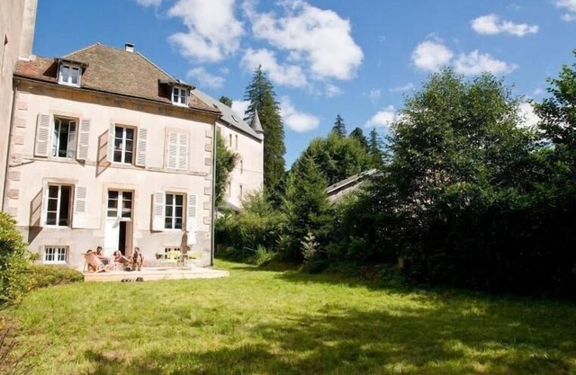 Massif du Sancy, renovated family home in town center with garden