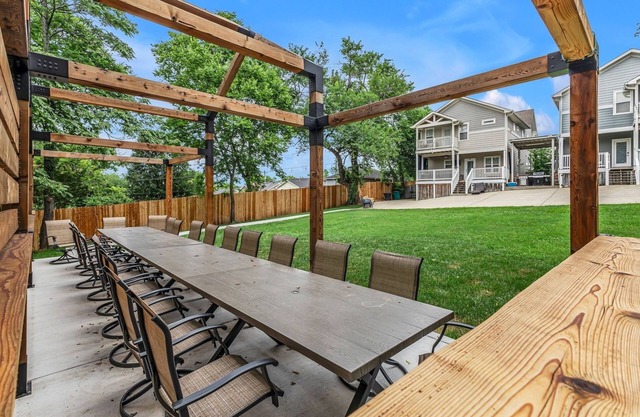 Massive 4BR/3BA Home, 8 Min. to Downtown w/Hot Tub (1of2)