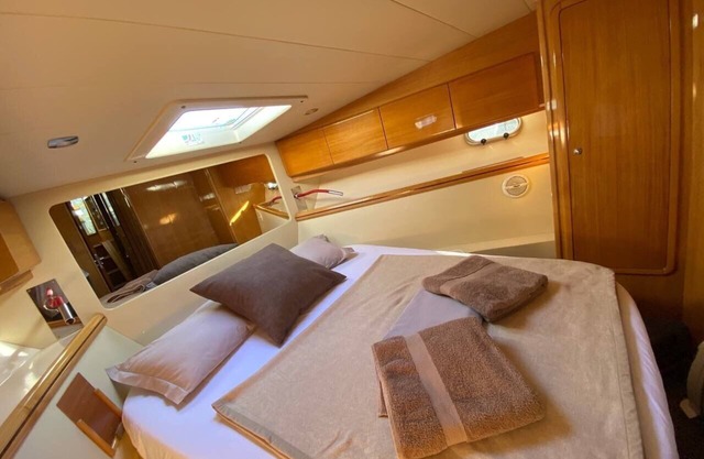 MASTER BEDROOM WITH BATHROOM ON EXCLUSIVE YACHT IN DOWNTOWN TRIESTE