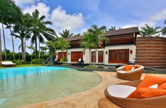 Masterful 8 Bdr Villa, Amazing infinity Pool, Jacuzzi & B...