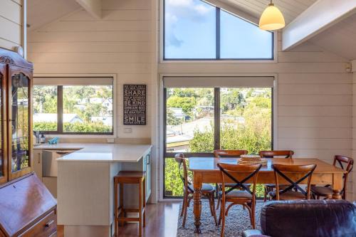 Matai Cottage in Oneroa with Sea Views