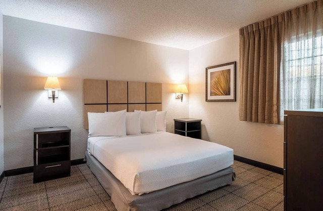 Maximum Comfort! w/Full Kitchen, Free Parking, Near Museum of Biblical Art