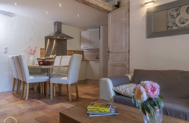 Mazet de La Tour - private terrace and shared swimming pool -Vallée des Baux