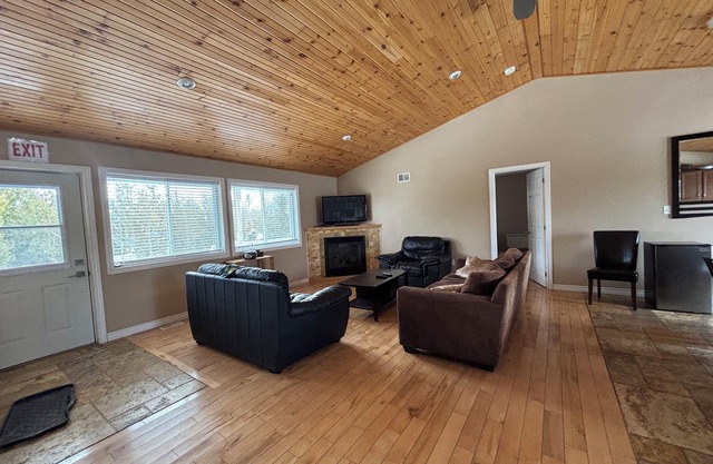 McIvor Getaway Cottage - Pet-Friendly Retreat Near Lake Huron – Budget-Friendly!