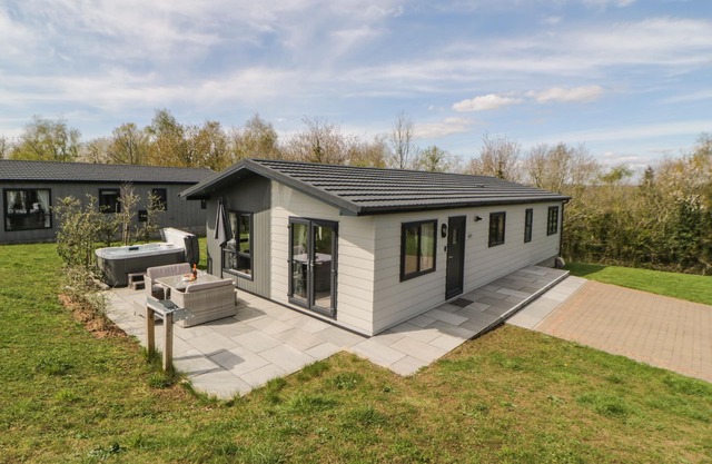 MEADOW LODGE, pet friendly, luxury holiday cottage in Lifton