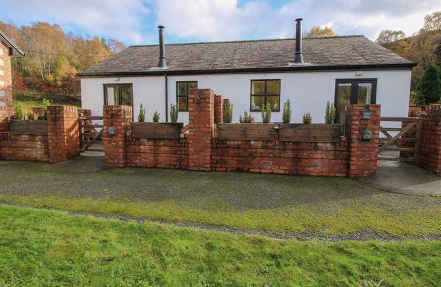 MEADOW VIEW, pet friendly, with open fire in Llanarmon-Yn-Ial