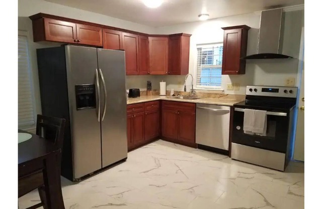 Medford 2-Bedroom Cottage to movie, park, downtown