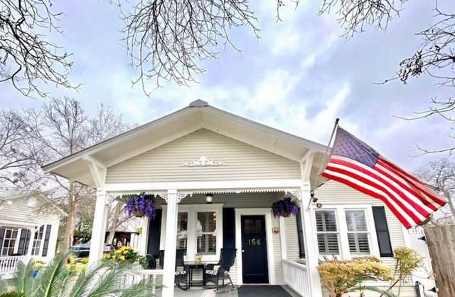 Merlot Villa at Zink Haus*1 Block to Comal River*Walk to Downtown NBTX