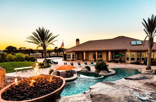 Mermaid by AvantStay | Private Estate w/ Pool, Volleyball & Arcade!