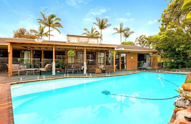 Mermaid Waters, Gold Coast Holiday Home + Private Pool