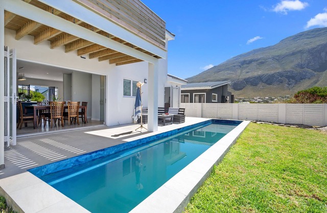 Metalasia Four - Three Bedroom House, Sleeps 6